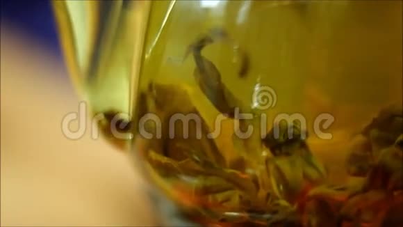 绿茶在透明茶壶里露出叶子视频的预览图
