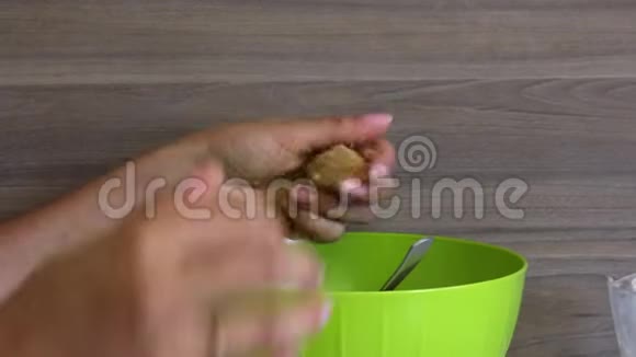 一个女人在手里滚球用来做蛋糕准备好的球放在盘子上视频的预览图