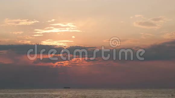 海上日落时间和帆船视频的预览图