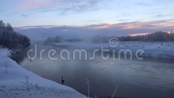 晨曦在江上浓霜在严寒中从水中蒸发视频的预览图