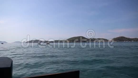 越南旅游船漂流到岛屿潜水的景色视频的预览图