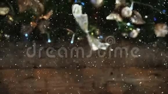 带雪的书桌和圣诞装饰的视频构图视频的预览图