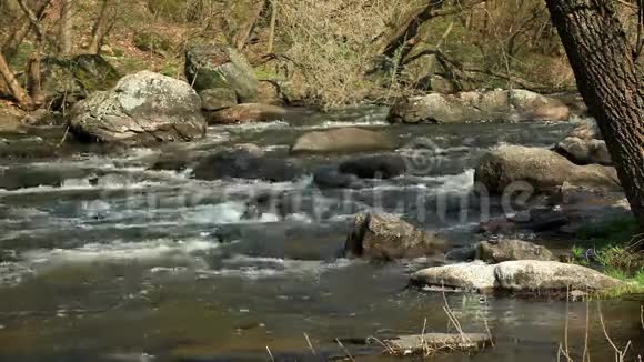 河上的瀑布提基奇山视频的预览图