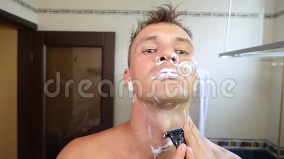 人刮脸帅哥在浴室刮胡子4k慢动作视频的预览图