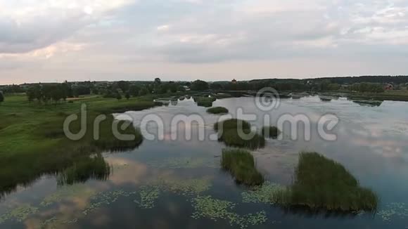 傍晚欣赏美丽的湖景视频的预览图