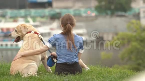 一个女人和她美丽的狗躺在户外的肖像视频的预览图