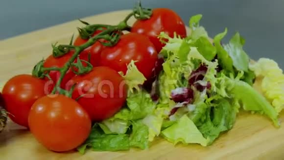 钟椒培根洋葱西红柿和生菜躺在木架上视频的预览图