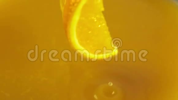 橘子切片掉进橙汁里视频的预览图