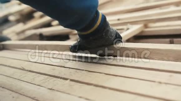 工人在木业中堆放方木片视频的预览图