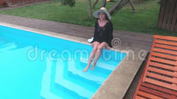 坐在游泳池旁的女人视频的预览图