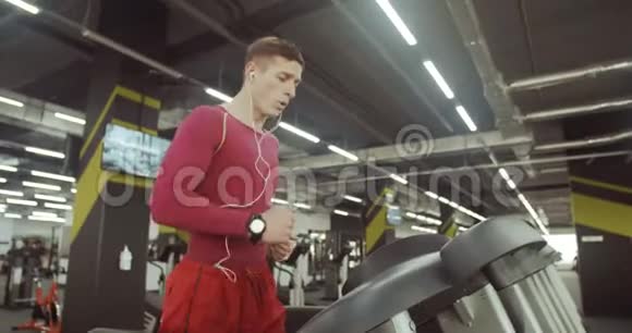 体育运动员在健身房跑步视频的预览图