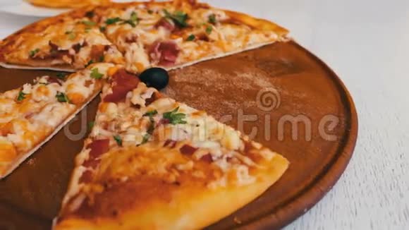 美味的烘焙比萨饼奶酪玉米西红柿肉和草药在时尚的白色背景意大利菜视频的预览图