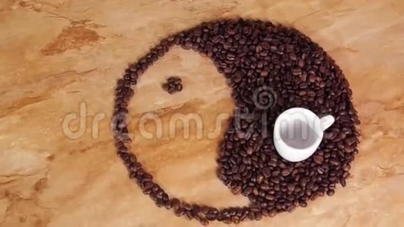 咖啡豆的阴阳标志在厨房大理石台面上摆放阴阳标志视频的预览图
