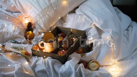 圣诞节背景干橘子甜橘子放在盒子里咖啡放在白色杯子里视频的预览图