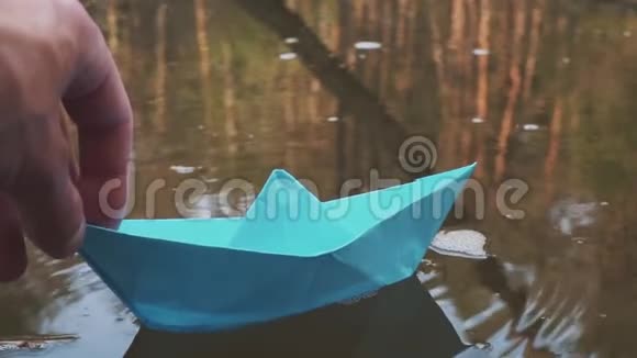 蓝色纸帆船在水上航行河流视频的预览图