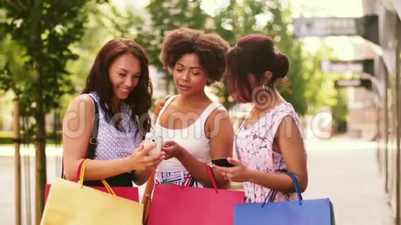 有智能手机和购物袋的女性视频的预览图