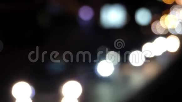 城市夜间交通的白光视频的预览图
