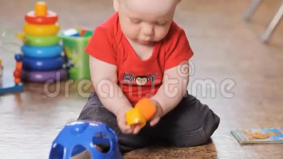 可爱的小男孩玩着小玩具微笑着视频的预览图