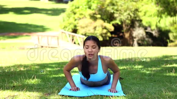 适合亚洲女孩在公园做瑜伽视频的预览图
