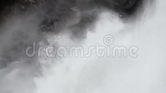 在瀑布处细密的雾化水视频的预览图