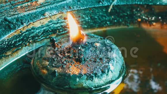 在特殊的房子里有永恒的火的圆形铁烛佛教以火的形式献给神视频的预览图