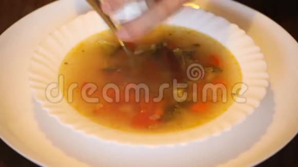 用盐调味的蔬菜汤视频的预览图