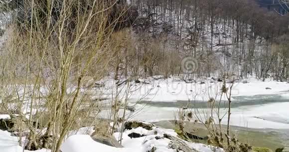 冰融化了河水在流动冬季喀尔巴阡山脉山河景观视频的预览图
