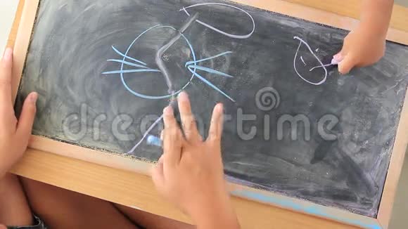 男生在黑板上手绘视频的预览图