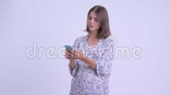 快乐的年轻孕妇用电话视频的预览图