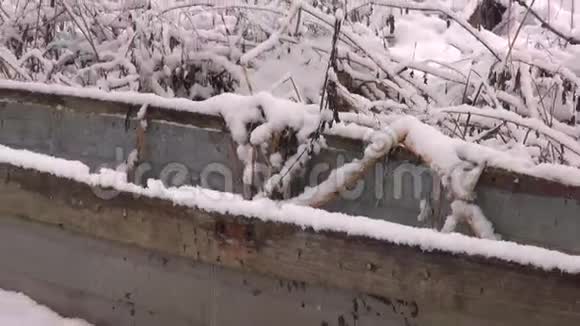 冬天雪上废弃的旧木船视频的预览图
