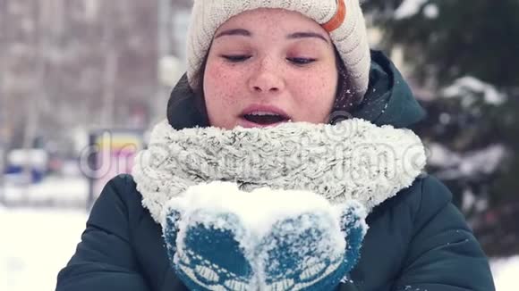 年轻开朗的女人在手心吹雪视频的预览图