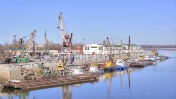 诺夫哥罗德河流港口视频的预览图