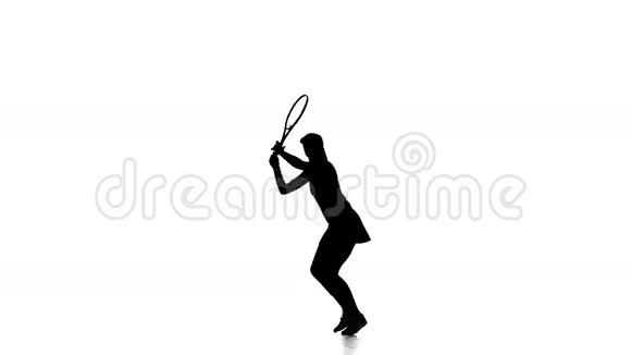 手里拿着球拍的女孩打网球剪影视频的预览图