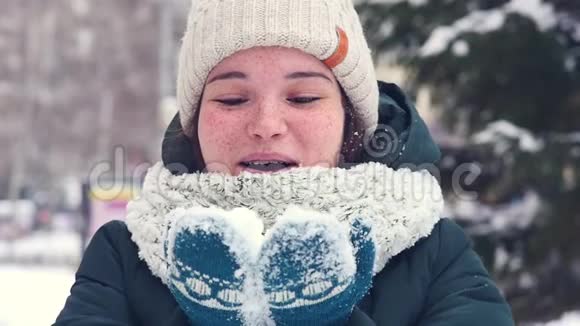 年轻开朗的女人在手心吹雪视频的预览图