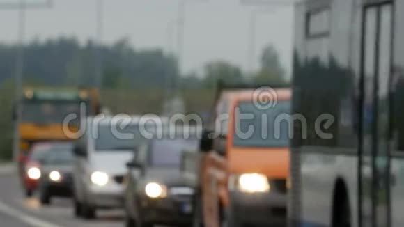 对立陶宛交通堵塞的关注模糊的场景视频的预览图
