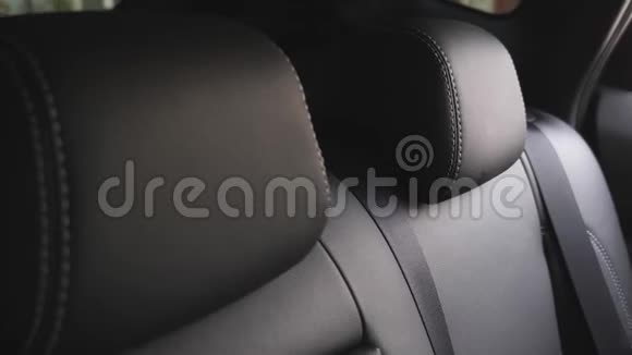 车内人造皮革后座漂亮的皮车内饰设计汽车里的豪华皮革座椅黑色视频的预览图