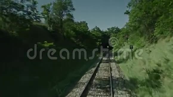 一列火车进入隧道视频的预览图