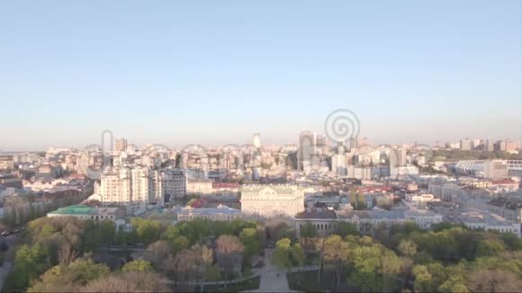 在美丽的日落中俯瞰基辅视频的预览图