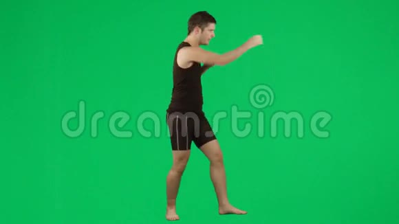 年轻人在绿色屏幕上打拳击视频的预览图
