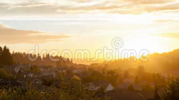 俄勒冈州欢乐谷城上空的彩色日落与戏剧性云运动延时电影1080p视频的预览图
