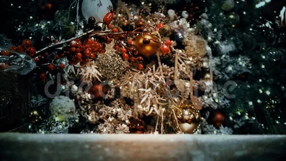 装饰着玩具和花环的圣诞树碎片视频的预览图
