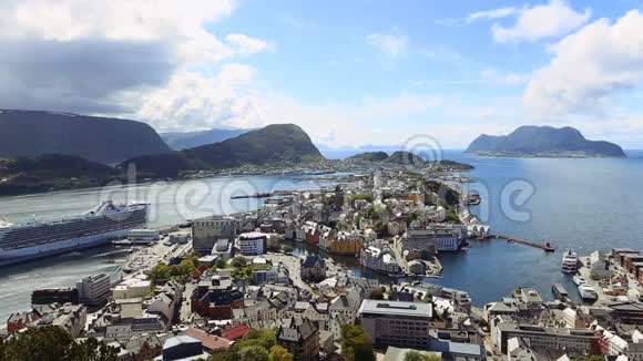 挪威阿莱松德镇的鸟瞰图视频的预览图
