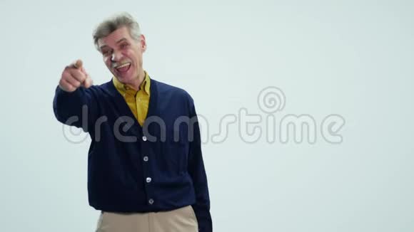 老人在白色背景上笑视频的预览图