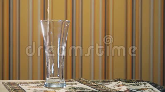 一瓶淡啤酒装满了透明的玻璃杯视频的预览图