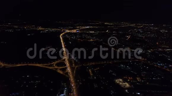 夜间莫斯科公路交叉口的鸟瞰图视频的预览图