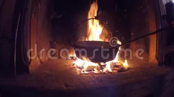 在秋天的一天里在锅里烧烤栗子视频的预览图