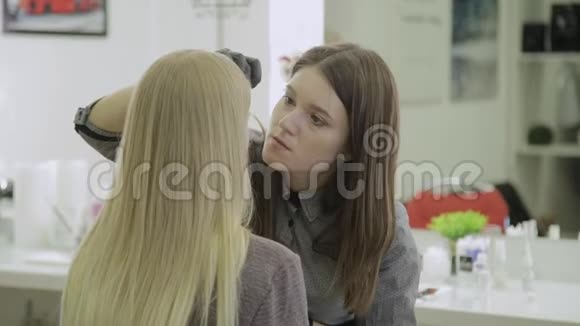 化妆师用天然染料进行眉毛染色用指甲花进行调色在美容院进行美容院视频的预览图