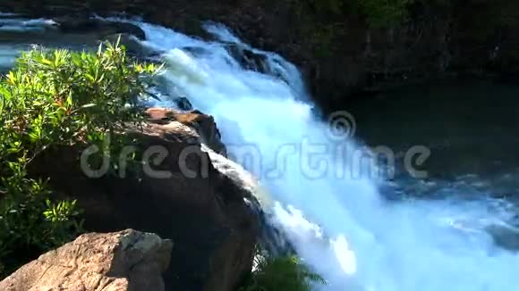 老挝波拉文高原的塔德洛瀑布视频的预览图