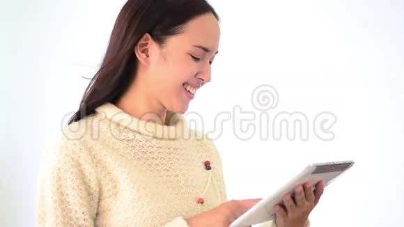 亚洲女人微笑面对情感触摸电脑平板电脑视频的预览图