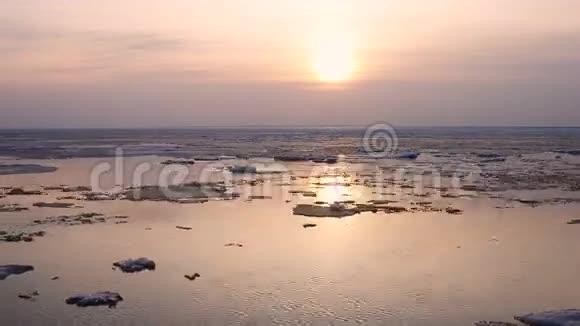 4k延时日落河上的冰漂在春天冰飘浮视频的预览图